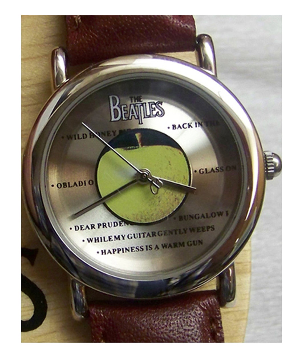 送料無料】 9V 15 ビートルズ THE BEATLES 腕時計 ブルークリアギター型ケース付き アップル コア Apple Corps Ltd. 