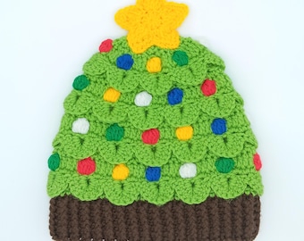 Peut inclure: Chapeau de Noël en forme de sapin de Noël crocheté vert avec une étoile jaune sur le dessus. Le chapeau est décoré de pompons colorés.