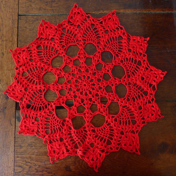 Napperon rond rouge au crochet