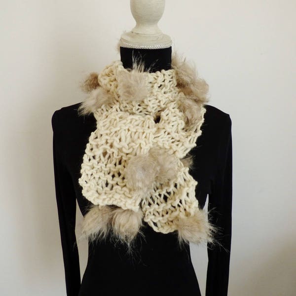 Echarpe tricotée laine écru avec des pompons