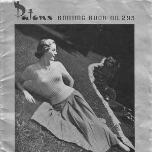 Puede incluir: Una fotografía en blanco y negro de una mujer con un suéter y una falda tejidos. La mujer está sentada en una colina cubierta de hierba con un camino detrás de ella. La foto es de un libro de tejido vintage titulado "Patons Knitting Book No. 293".