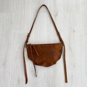 Brown distressed leather bag, triple compartment