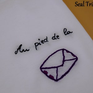 Camiseta Busta - Camiseta blanca de algodón bordada a mano Al pie de la letra