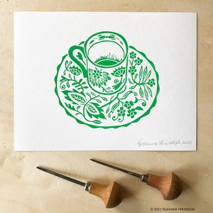 Originale Linoleumdruck-Teetasse mit Blumen auf Papier