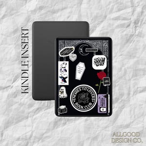 Könnte beinhalten: Schwarzer Kindle-Einsatz mit dekorativen Aufklebern, darunter eine Rose, Snoopy und der Text "Enemies to Lovers Book Club". Der Text "Kindle Insert" befindet sich auf der linken Seite. Das Design enthält den Text "Spooky Babe".