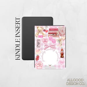 Puede incluir: Una funda negra para Kindle con una cubierta decorativa con un patrón de cuadros rosa y blanco. La cubierta incluye ilustraciones de un oso de peluche, libros, dados, una rosa y el texto "I'M LITERALLY JUST A GIRL". También están presentes las palabras "probably reading romance".