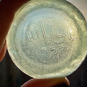 Seltenes Kreis Seeglas mit Aufschrift 1990 Hell-aquablaues Marineglas zum Sammeln Altes Unikat Strandfunde Echtes Seeglas Nautisch