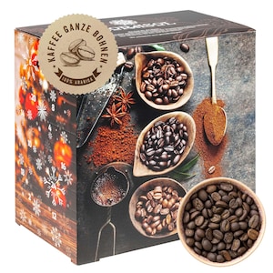 Könnte beinhalten: Eine rechteckige Kaffee-Adventskalender-Box mit dunklem Hintergrund, verziert mit Kaffeebohnen in Holzschalen, gemahlenem Kaffee auf einem Löffel und einer Metall-Kaffeekanne. Ein runder beiger Aufkleber trägt die Aufschrift KAFFEE GANZE BOHNEN 100% ARABICA.