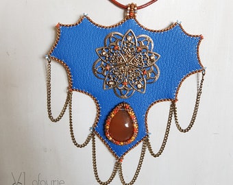 Collier réglable ras de cou pendentif cuir bleu et cornaline brodé de perles Miyuki