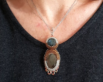 Collier chaine réglable brodé de perles Miyuki autour de labradorites verte et bleue fait main