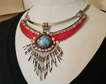 Collier rigide Labradorite bleue sur cuir rouge