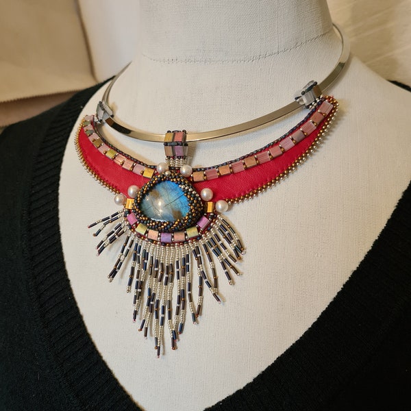 Collier rigide Labradorite bleue sur cuir rouge