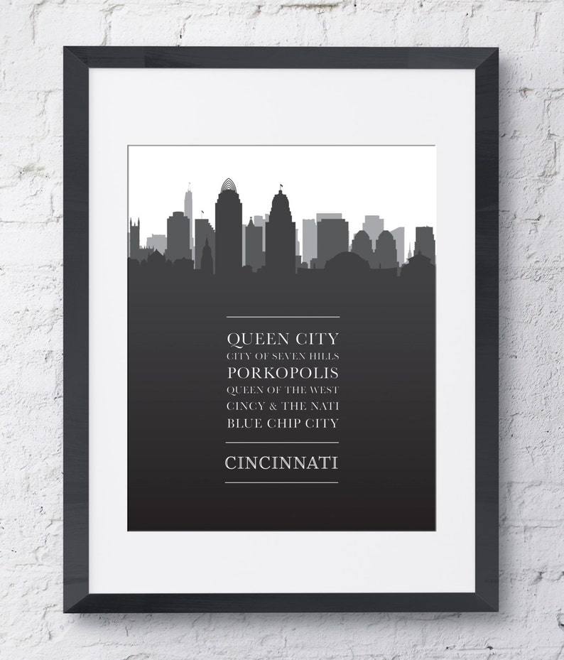 Puede incluir: Ilustraci&oacute;n en blanco y negro del horizonte de Cincinnati con el texto "QUEEN CITY", "CITY OF SEVEN HILLS", "PORKOPOLIS", "QUEEN OF THE WEST", "CINCY & THE NATI", "BLUE CHIP CITY" y "CINCINNATI" debajo.