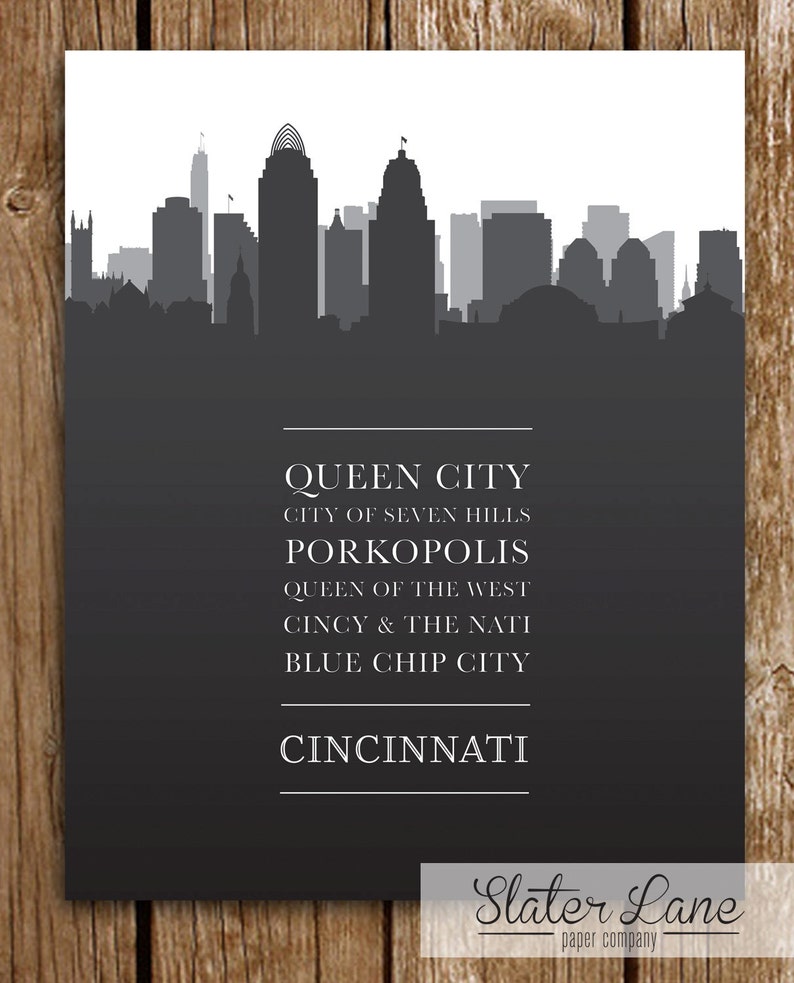 Puede incluir: Silueta en blanco y negro del horizonte de Cincinnati con el texto "QUEEN CITY", "CITY OF SEVEN HILLS", "PORKOPOLIS", "QUEEN OF THE WEST", "CINCY & THE NATI", "BLUE CHIP CITY" y "CINCINNATI" debajo del horizonte. El texto "Slater Lane paper company" est&aacute; en la parte inferior de la imagen.