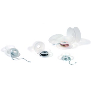 Puede incluir: Surtido de carretes de hilo dental en varios colores, incluyendo plateado, negro y multicolor, en carretes de plástico transparente. Los carretes están dispuestos sobre un fondo blanco.