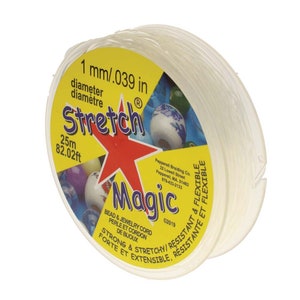 Peut inclure: Une bobine de cordon élastique transparent pour la fabrication de bijoux. La bobine est étiquetée "1 mm/.039 in diameter, Stretch Magic, 25m 82.02ft, Strong & Stretchy/Resistante et Flexible, Bead & Jewelry Cord/Perle et Cordon de Bijoux, ©2019".