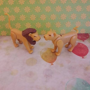 Playmobil Vintge animals pair of lion. Great for zoos and circus,