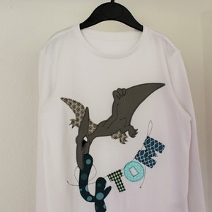 Geburtstagsshirt mit DINO,Dinosaurier,Flugsaurier,Shirt zum Geburtstag,Namenshirt,Kindershirt,Geburtstagszahl,Name,farbkleckskerstin Bild 1