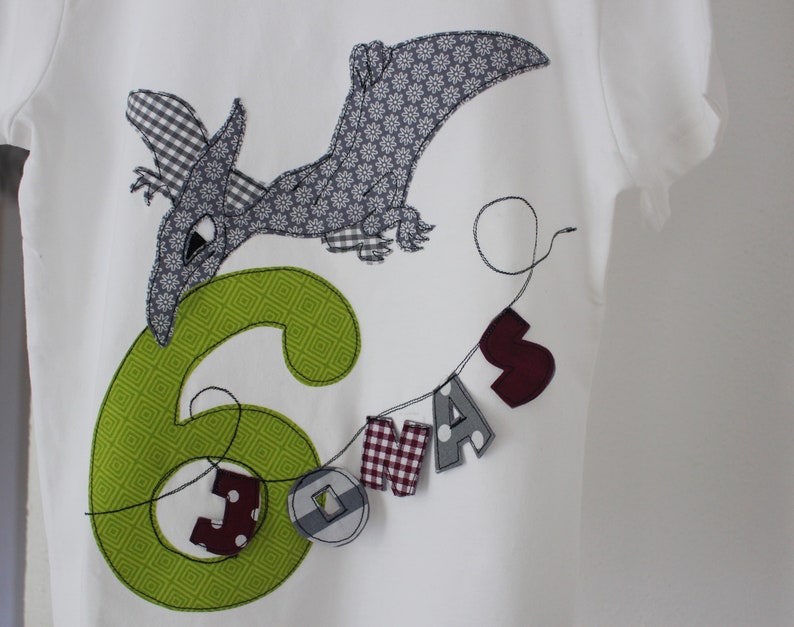 Geburtstagsshirt mit DINO,Dinosaurier,Flugsaurier,Shirt zum Geburtstag,Namenshirt,Kindershirt,Geburtstagszahl,Name,farbkleckskerstin Bild 3