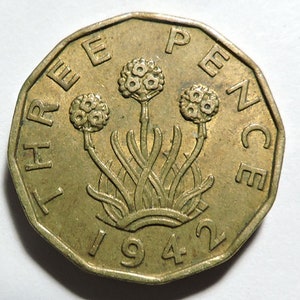 Moneta britannica in ottone da tre pence del 1942 (Giorgio VI)