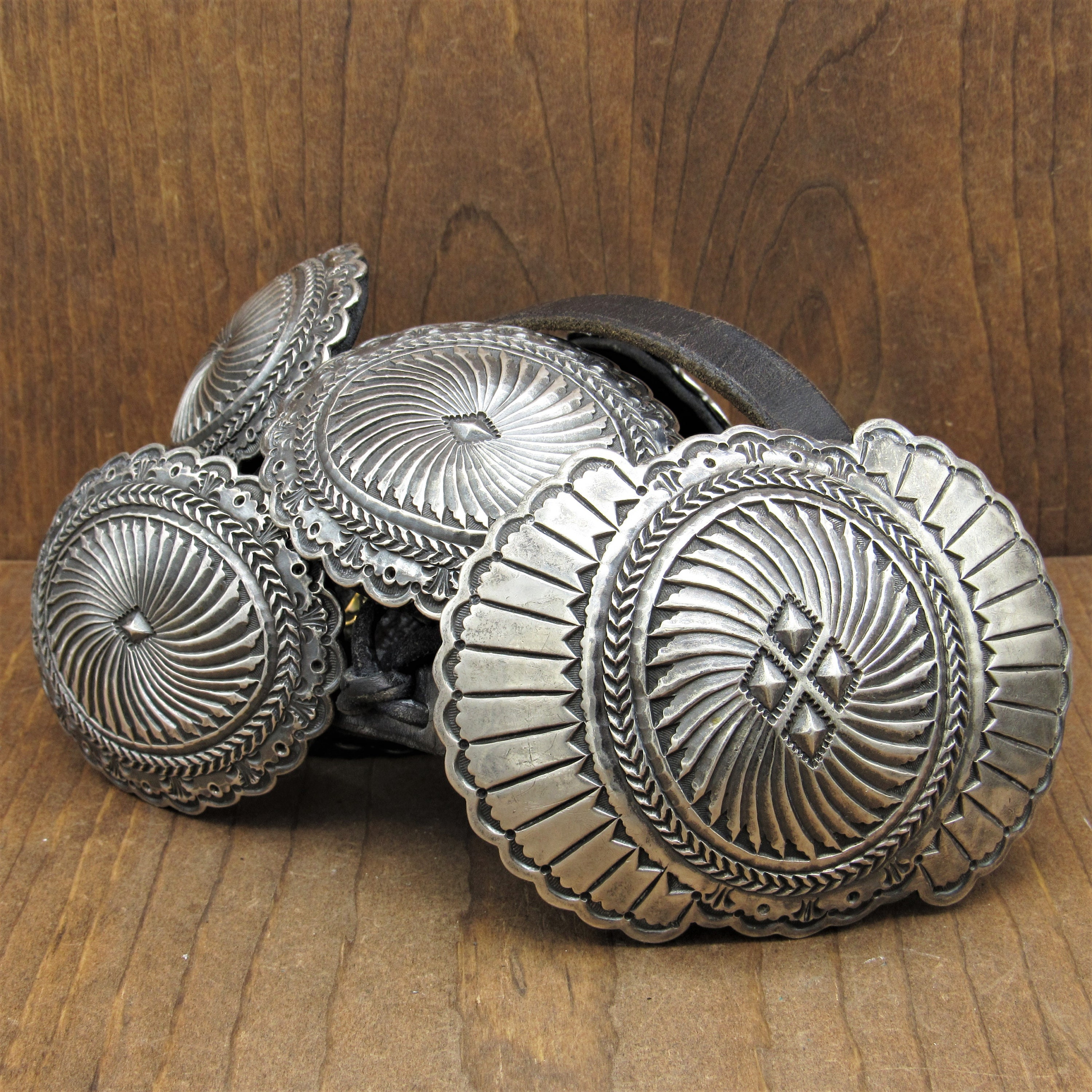 Coral Stone 2 " Delicate 1960s Old Pawn Navajo Sterling Silver Delicate Accessoires Riemen & bretels Riemgespen Incised Pretty Concho Flower Belt Buckle Hand Chiseled Design 