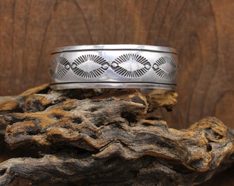 ナバホ族　Douglas Etsitt作　Sterling Silver Douglas Etsitty Hand-stamped Cuff Bracelet, Navajo. Handmade