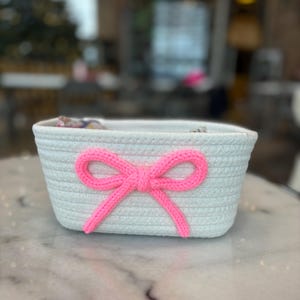 Schleifenkorb, Mini-Seilkorb, Grandmillenial, Coquette Bow, Babypartygeschenk, handgemachter Namenskorb, Geburtstag, Brautjungfer, Ostern