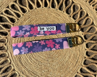 Porte-clés en tissu fait main/ Porte-clés/ Message positif/ Personnalisé/ Floral violet