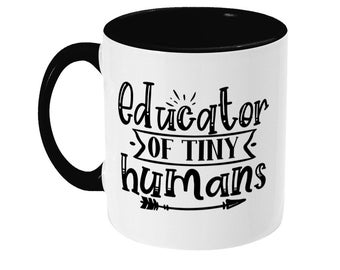 Taza de maestro, educador de pequeños humanos, taza de trabajo, taza divertida, regalo para él, regalo para ella, regalo para maestro. Regalo para tutor