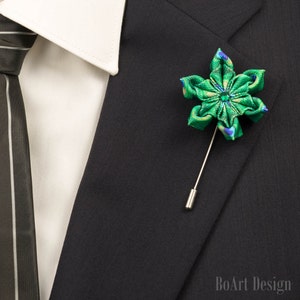 Alfinete de lapela Kanzashi inspirado em pavão com cristal esmeralda Swarovski/alfinete verde/flor de lapela/flor de lapela masculina/acessórios de casamento/broche