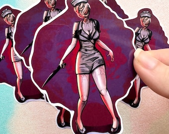 Könnte beinhalten: Ein Set mit vier Aufklebern, die eine Comic-Illustration einer weiblichen Figur mit einem Verband um den Kopf zeigen, die eine weiße Krankenschwesteruniform trägt und ein blutiges Messer hält. Die Figur steht auf einem dunkelroten Hintergrund mit einem lila und weißen Wirbelmuster.