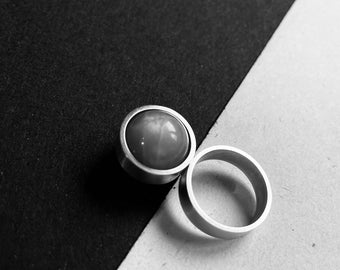 ATMA * Cirkels en bollen * Ringamulet grijze maansteen