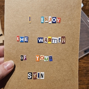 La calidez de tu piel: tarjeta de amor ligeramente alarmante (en blanco por dentro) Hecha a mano con letras de cartón.
