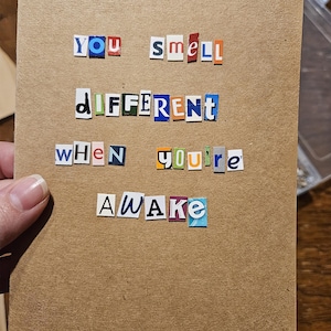 Hueles diferente: tarjeta de amor ligeramente alarmante (en blanco por dentro) Hecha a mano con letras de cartón.
