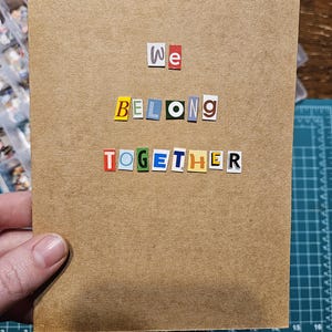 Pertenecemos juntos: tarjeta de nota de amor ligeramente alarmante (en blanco por dentro) Hecha a mano con letras de cartón.