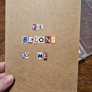Me perteneces: tarjeta de amor ligeramente alarmante (en blanco por dentro) Hecha a mano con letras de cartón.
