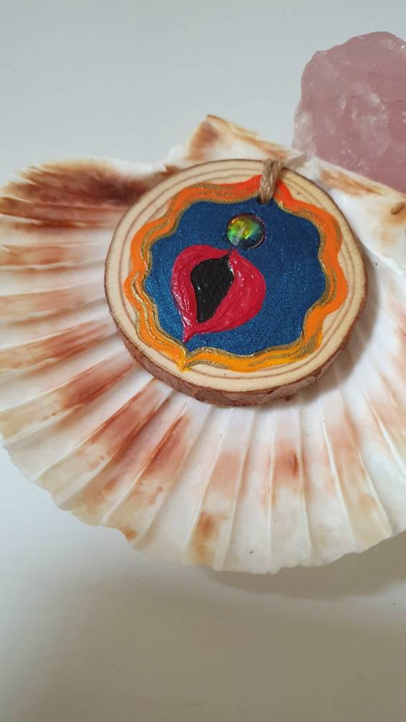 Vulva art woodslice vulva with gemstone cl!t