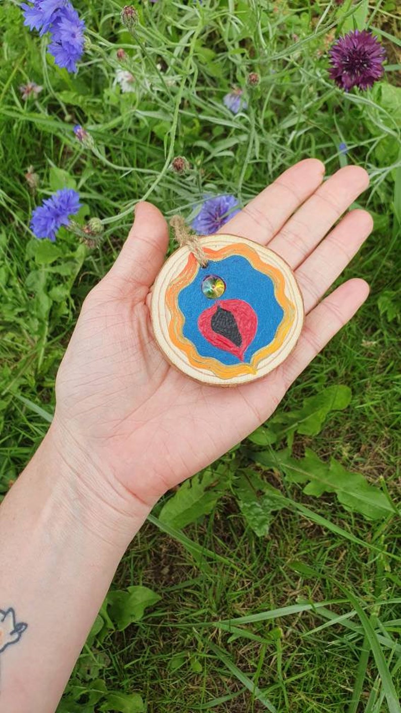 Vulva art woodslice vulva with gemstone cl!t