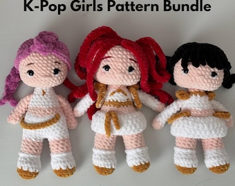 Puede incluir: Tres muñecas de ganchillo hechas a mano con pelo rosa, rojo y negro. Cada muñeca viste un atuendo blanco con detalles dorados. El texto "K-Pop Girls Pattern Bundle" está en la parte superior y "Low sew" en la inferior.