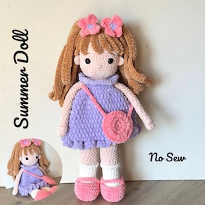 Può includere: Una bambola all'uncinetto con capelli in filato marrone, due accessori per capelli a forma di fiore rosa e un vestito viola chiaro. La bambola indossa calzini bianchi, scarpe rosa e una piccola borsa circolare rosa. Testo: Summer Doll, No Sew.
