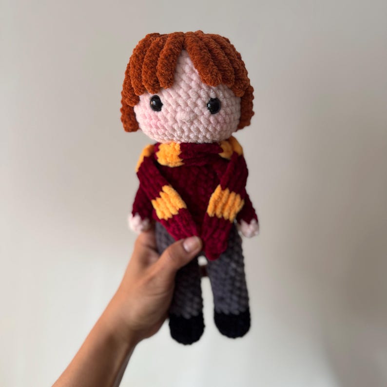 Schema per bambola all'uncinetto della Scuola di Magia – Trio di Studenti di Magia Amigurumi PDF immagine 2