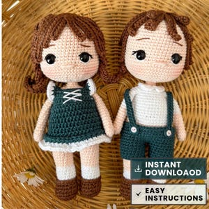 Puede incluir: Dos muñecas de crochet, una con un vestido verde y la otra con una camisa blanca y pantalones verdes. Las muñecas están sentadas en una cesta tejida.