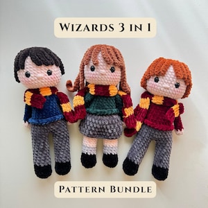 Puede incluir: Tres muñecos de mago hechos a mano con ganchillo, cada uno con un peinado y atuendo únicos. Los muñecos llevan bufandas rojas, doradas y negras, y visten jerséis azules, verdes y rojos con pantalones grises. Se muestra el texto "Wizards 3 in 1" y "Pattern Bundle".