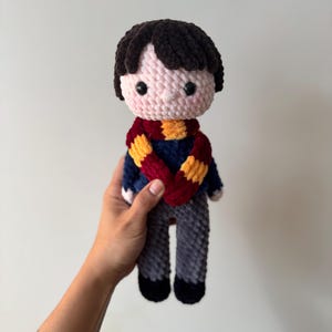 Schema per bambola all'uncinetto della Scuola di Magia – Trio di Studenti di Magia Amigurumi PDF immagine 3