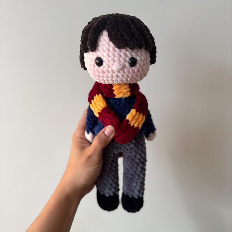 Schema per bambola all'uncinetto della Scuola di Magia – Trio di Studenti di Magia Amigurumi PDF immagine 3