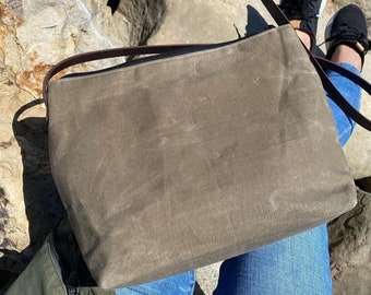 Bolso bandolera de lona encerada con correas de piel