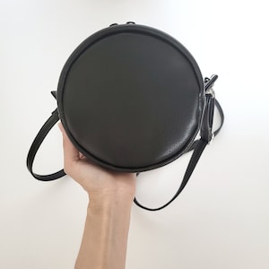 Sac bandoulière en cuir vegan noir Tiny Circle