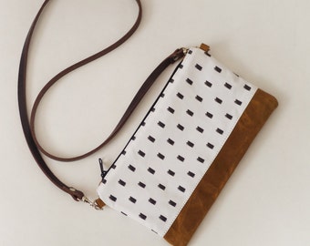 Bolso bandolera de lona estampada con correas de cuero