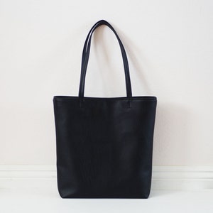 Large simple leather tote bag image 3