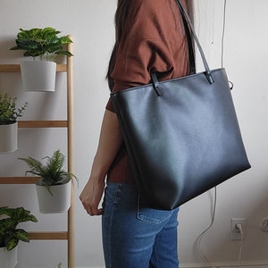 Black leather tote bag with zipper image 7